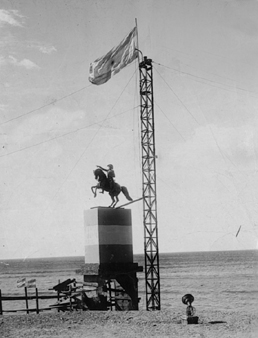 Copyright© 2005 Electroneurobiología - estatua del general José de San Martín inaugurada el día de toma de posesión de los ferrocarriles de todo el país, que fueron nacionalizados (1º marzo 1948).